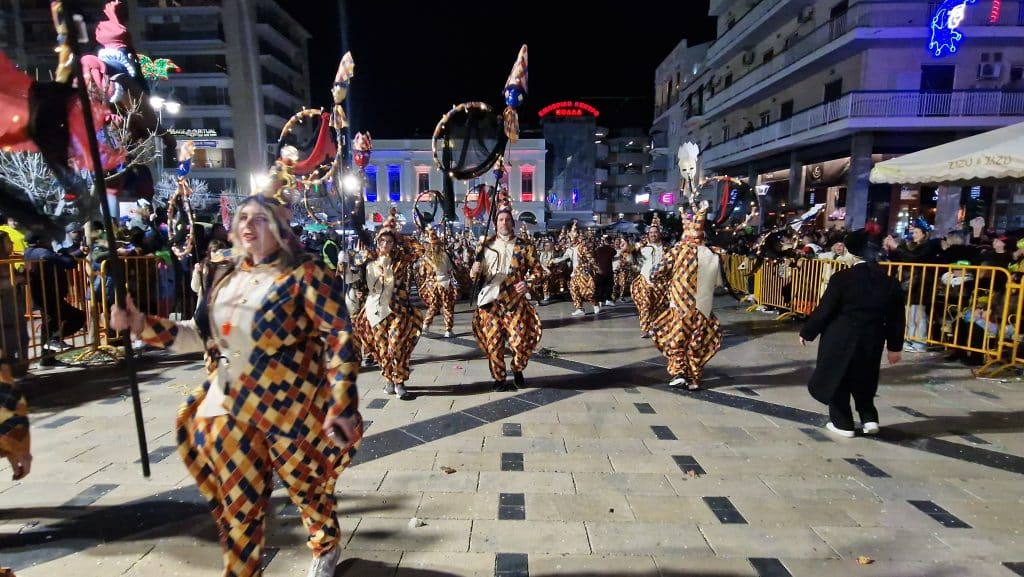 Πάτρα: Δείτε εκατοντάδες φωτό από τη νυχτερινή παρέλαση