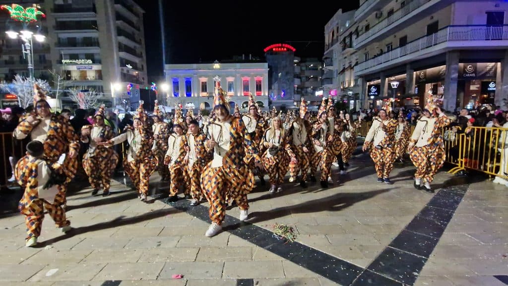 Πάτρα: Δείτε εκατοντάδες φωτό από τη νυχτερινή παρέλαση