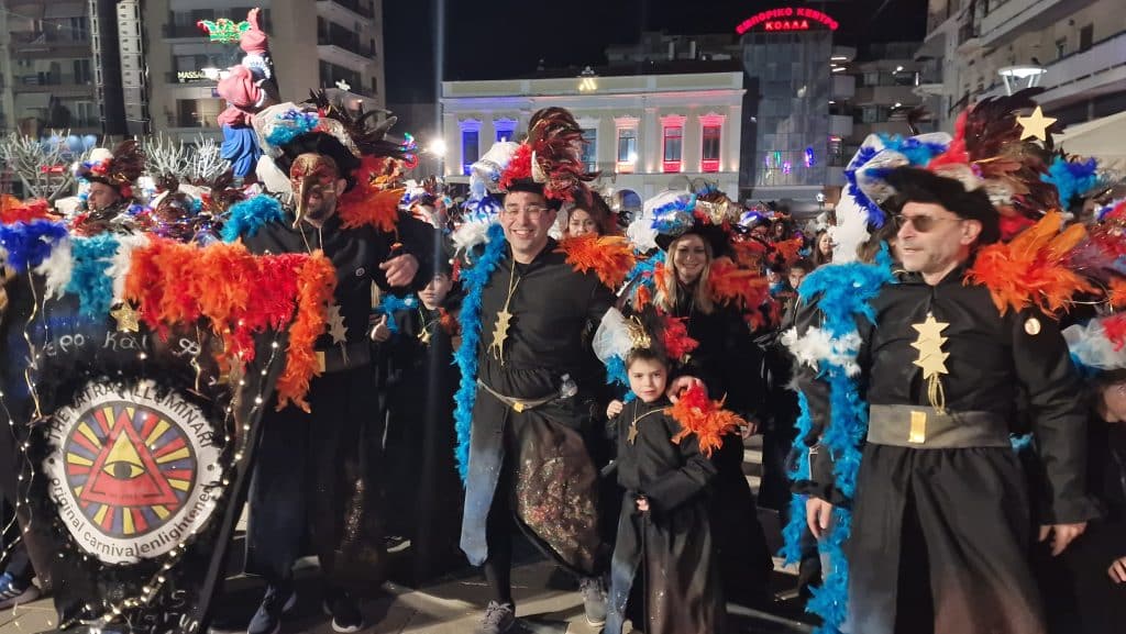 Πάτρα: Δείτε εκατοντάδες φωτό από τη νυχτερινή παρέλαση