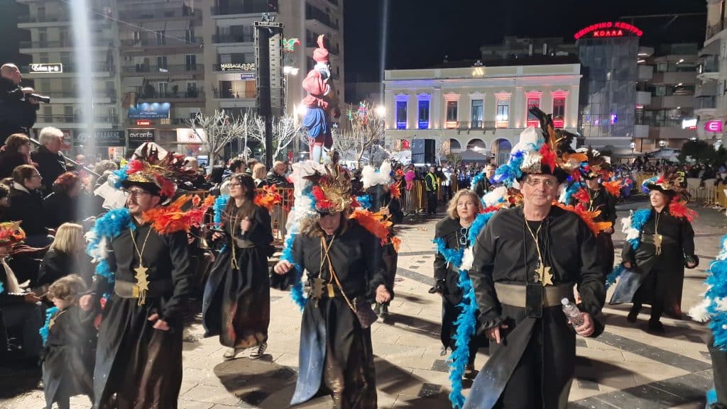 Πάτρα: Δείτε εκατοντάδες φωτό από τη νυχτερινή παρέλαση