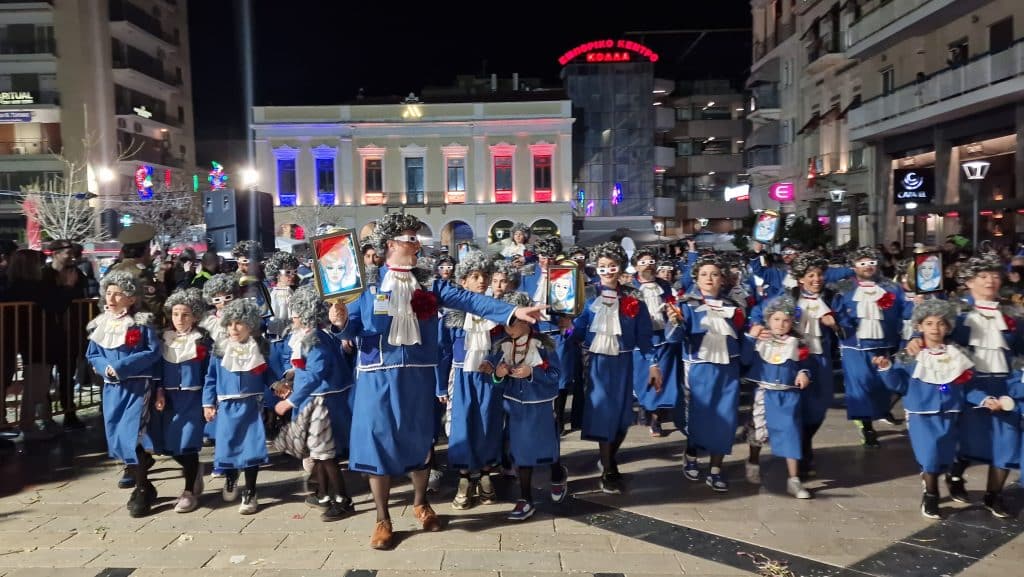 Πάτρα: Δείτε εκατοντάδες φωτό από τη νυχτερινή παρέλαση