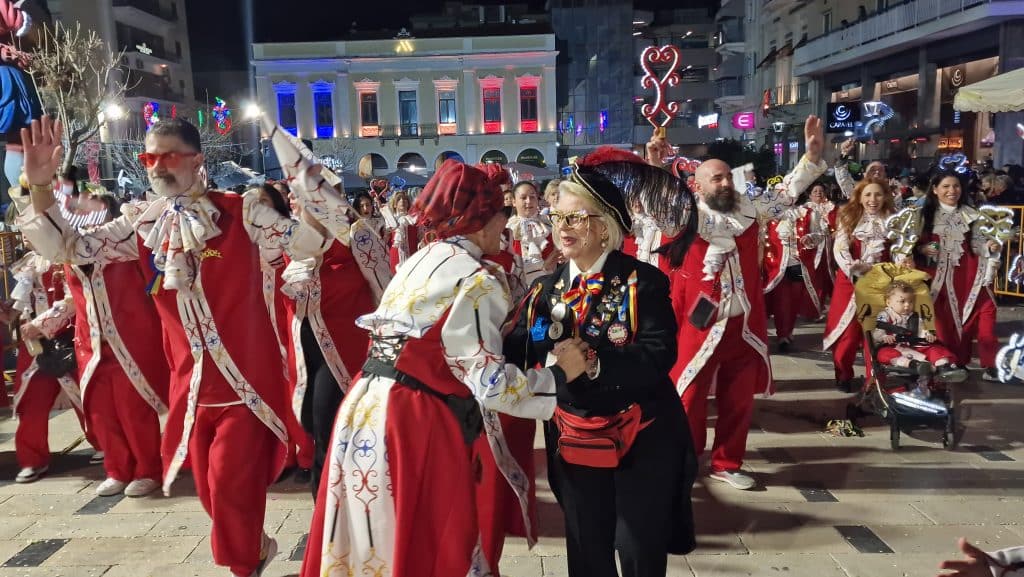 Πάτρα: Δείτε εκατοντάδες φωτό από τη νυχτερινή παρέλαση