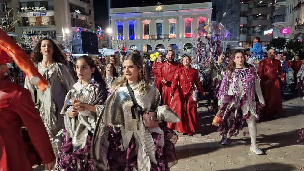 Πάτρα: Δείτε εκατοντάδες φωτό από τη νυχτερινή παρέλαση