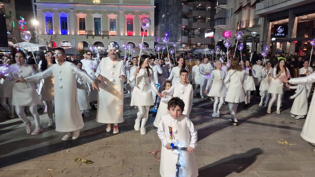 Πάτρα: Δείτε εκατοντάδες φωτό από τη νυχτερινή παρέλαση