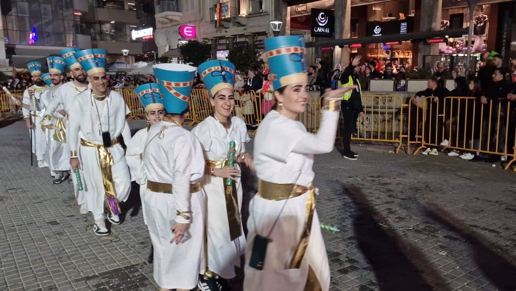 Πάτρα: Δείτε εκατοντάδες φωτό από τη νυχτερινή παρέλαση