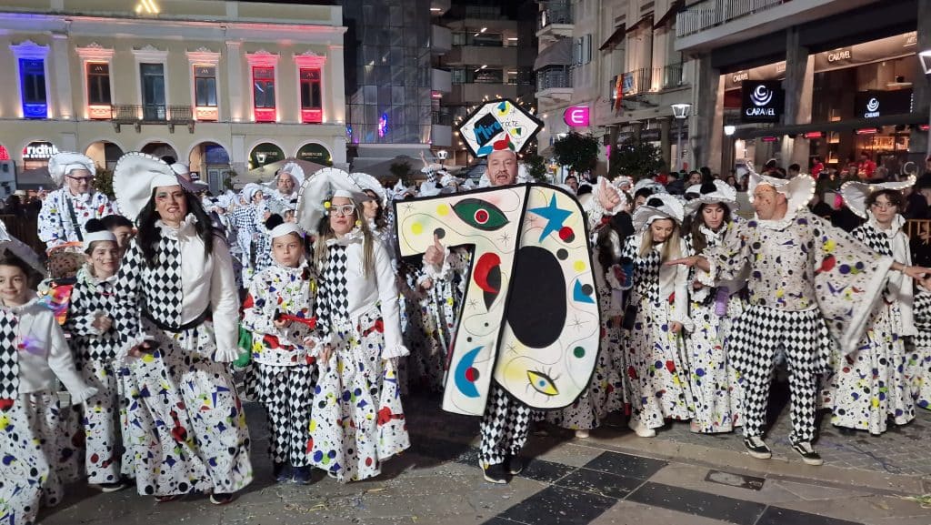 Πάτρα: Δείτε εκατοντάδες φωτό από τη νυχτερινή παρέλαση