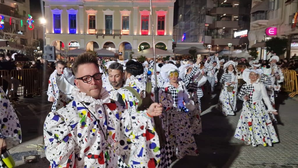 Πάτρα: Δείτε εκατοντάδες φωτό από τη νυχτερινή παρέλαση