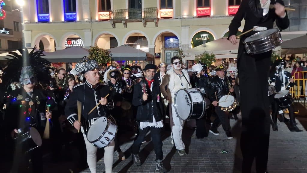 Πάτρα: Δείτε εκατοντάδες φωτό από τη νυχτερινή παρέλαση