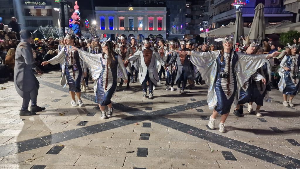 Πάτρα: Δείτε εκατοντάδες φωτό από τη νυχτερινή παρέλαση