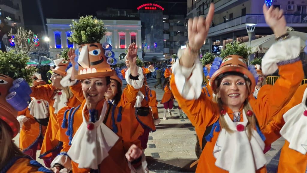 Πάτρα: Δείτε εκατοντάδες φωτό από τη νυχτερινή παρέλαση