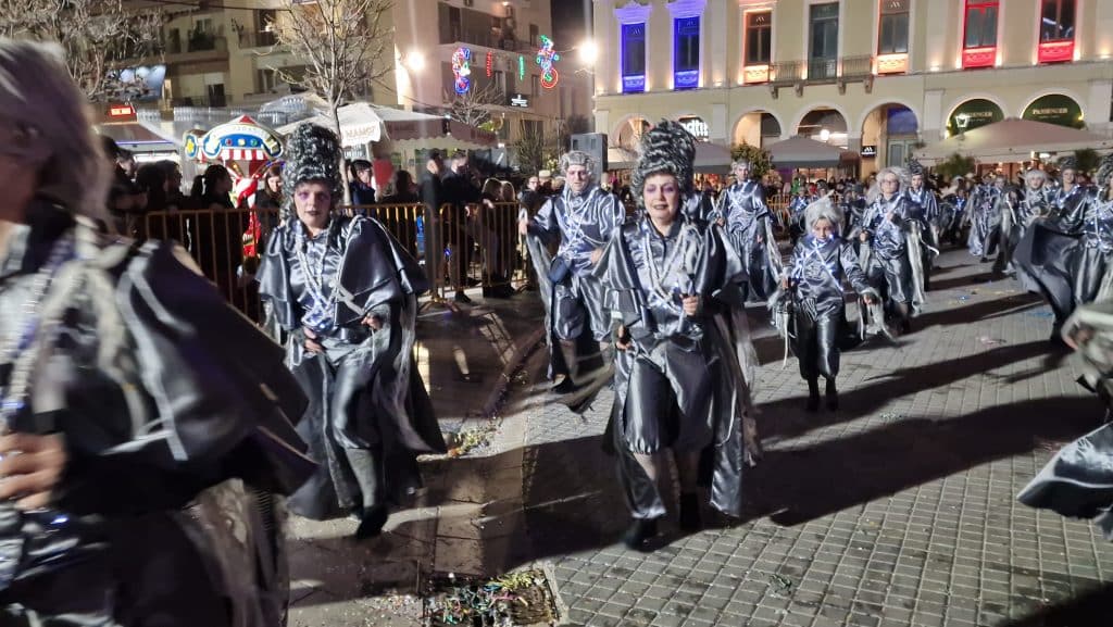 Πάτρα: Δείτε εκατοντάδες φωτό από τη νυχτερινή παρέλαση