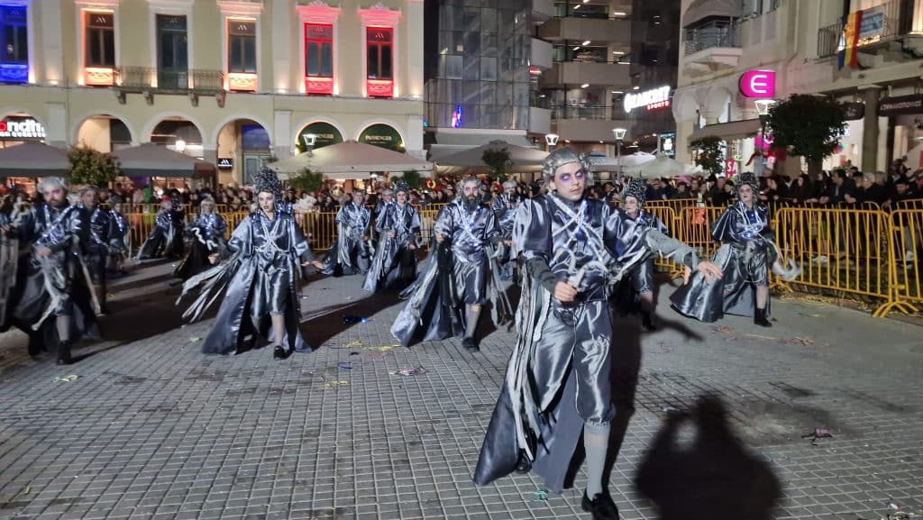 Πάτρα: Δείτε εκατοντάδες φωτό από τη νυχτερινή παρέλαση