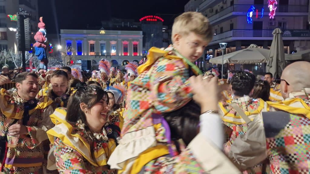 Πάτρα: Δείτε εκατοντάδες φωτό από τη νυχτερινή παρέλαση