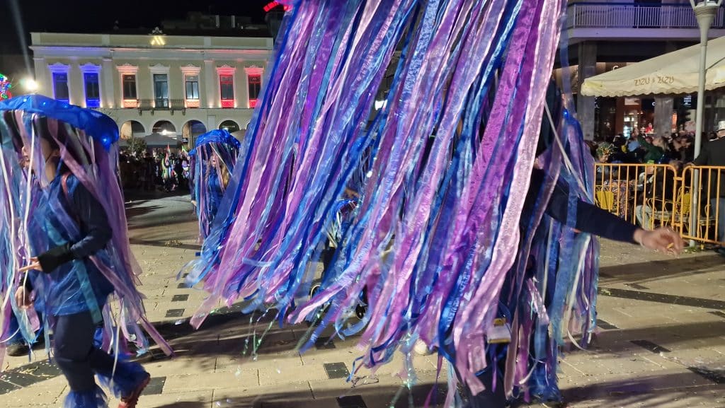 Πάτρα: Δείτε εκατοντάδες φωτό από τη νυχτερινή παρέλαση