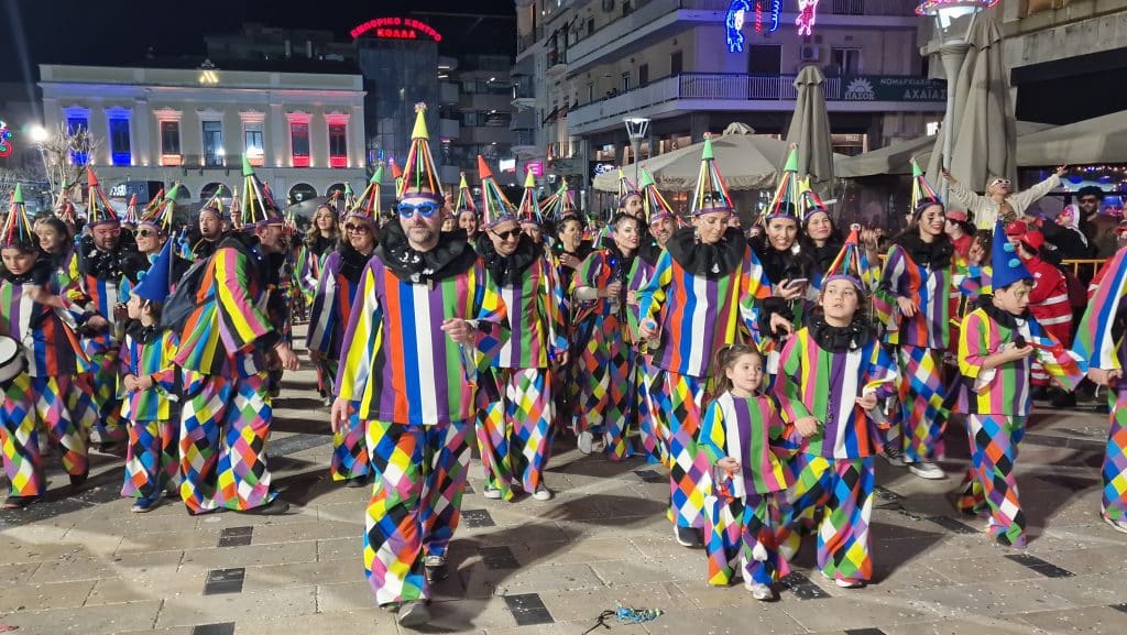 Πάτρα: Δείτε εκατοντάδες φωτό από τη νυχτερινή παρέλαση