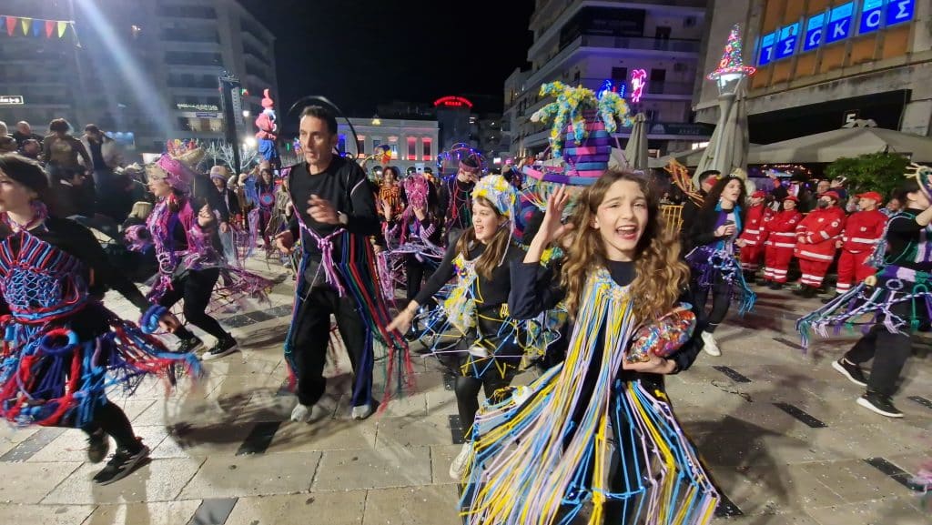 Πάτρα: Δείτε εκατοντάδες φωτό από τη νυχτερινή παρέλαση