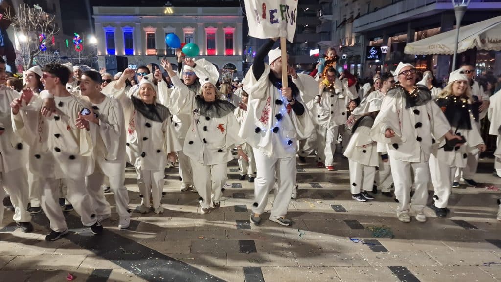 Πάτρα: Δείτε εκατοντάδες φωτό από τη νυχτερινή παρέλαση