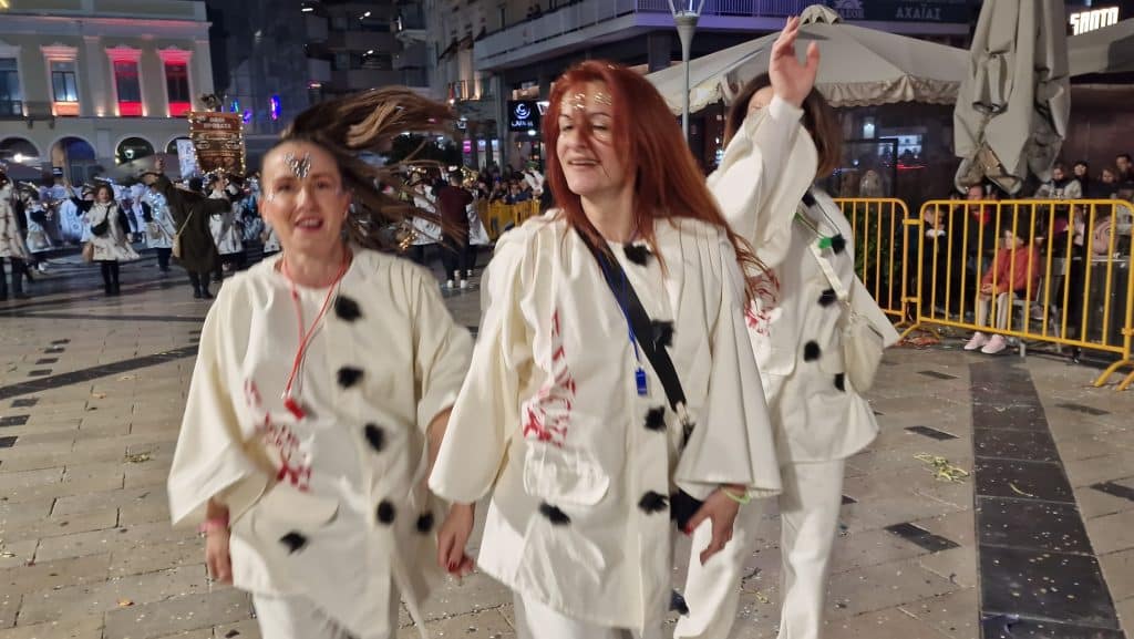 Πάτρα: Δείτε εκατοντάδες φωτό από τη νυχτερινή παρέλαση