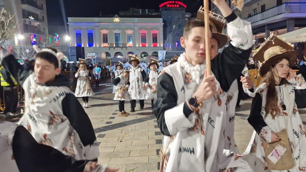 Πάτρα: Δείτε εκατοντάδες φωτό από τη νυχτερινή παρέλαση