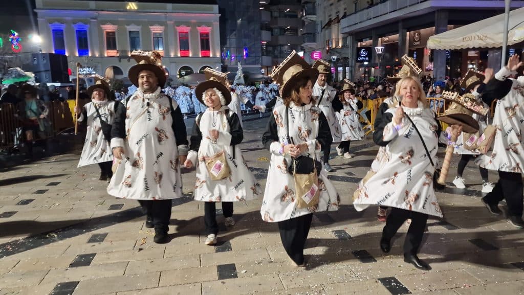Πάτρα: Δείτε εκατοντάδες φωτό από τη νυχτερινή παρέλαση