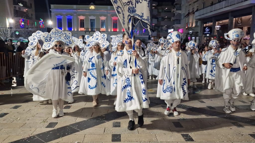 Πάτρα: Δείτε εκατοντάδες φωτό από τη νυχτερινή παρέλαση