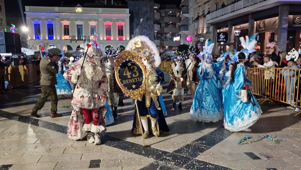 Πάτρα: Δείτε εκατοντάδες φωτό από τη νυχτερινή παρέλαση