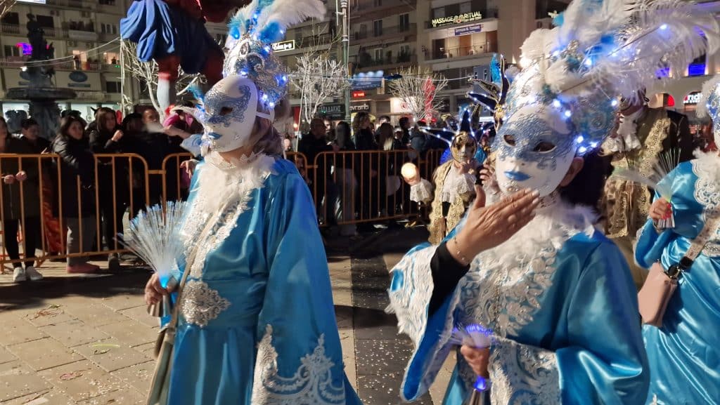 Πάτρα: Δείτε εκατοντάδες φωτό από τη νυχτερινή παρέλαση