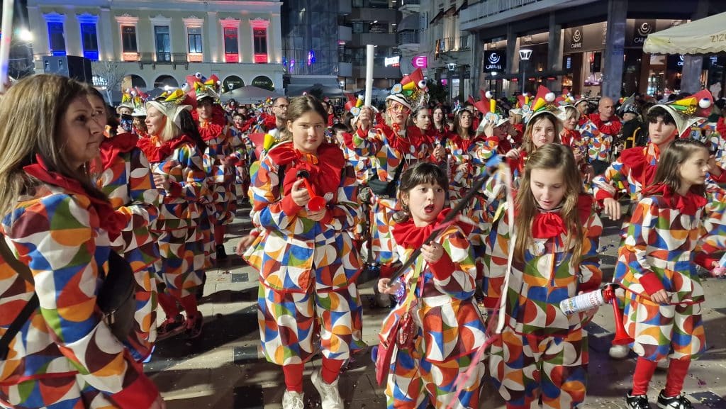 Πάτρα: Δείτε εκατοντάδες φωτό από τη νυχτερινή παρέλαση