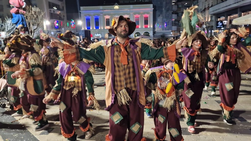 Πάτρα: Δείτε εκατοντάδες φωτό από τη νυχτερινή παρέλαση