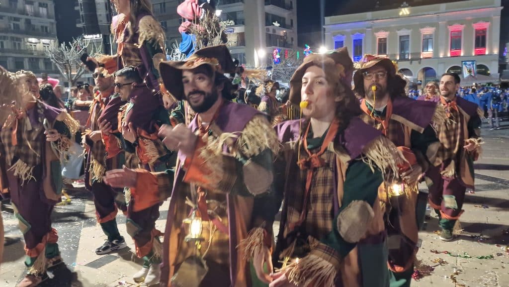 Πάτρα: Δείτε εκατοντάδες φωτό από τη νυχτερινή παρέλαση