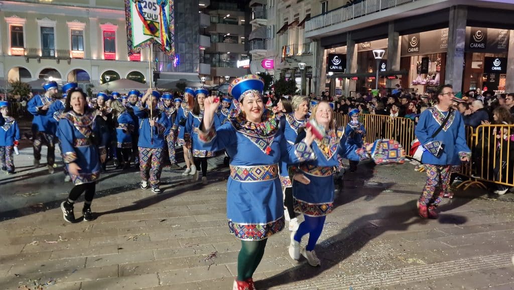 Πάτρα: Δείτε εκατοντάδες φωτό από τη νυχτερινή παρέλαση