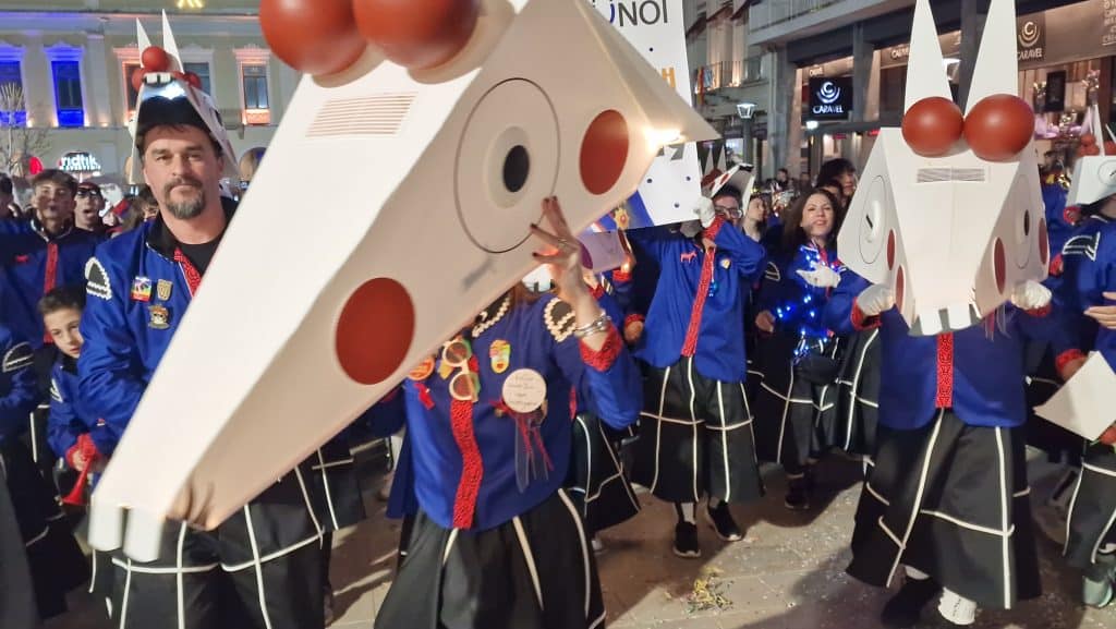 Πάτρα: Δείτε εκατοντάδες φωτό από τη νυχτερινή παρέλαση