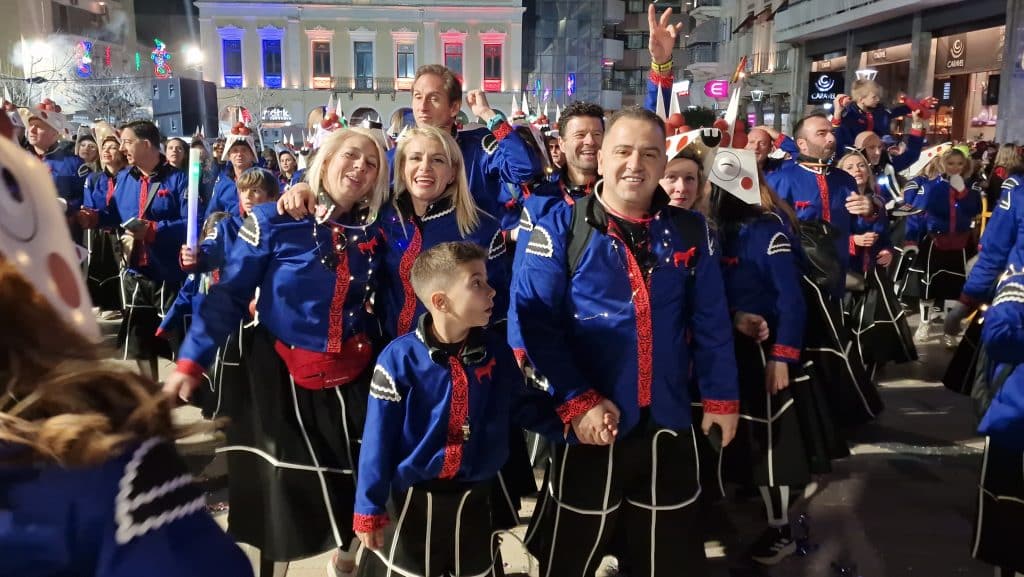 Πάτρα: Δείτε εκατοντάδες φωτό από τη νυχτερινή παρέλαση