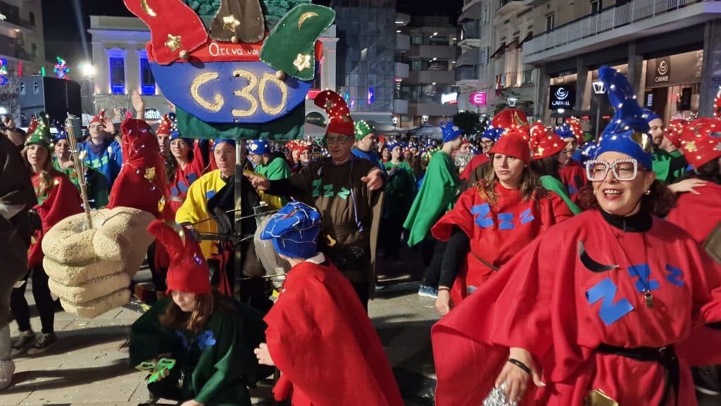 Πάτρα: Δείτε εκατοντάδες φωτό από τη νυχτερινή παρέλαση