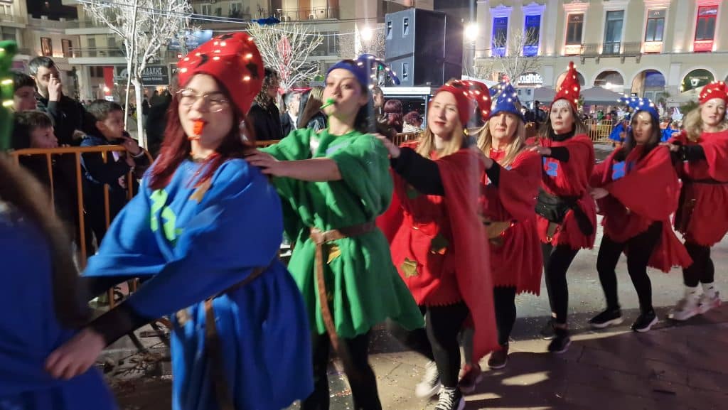 Πάτρα: Δείτε εκατοντάδες φωτό από τη νυχτερινή παρέλαση