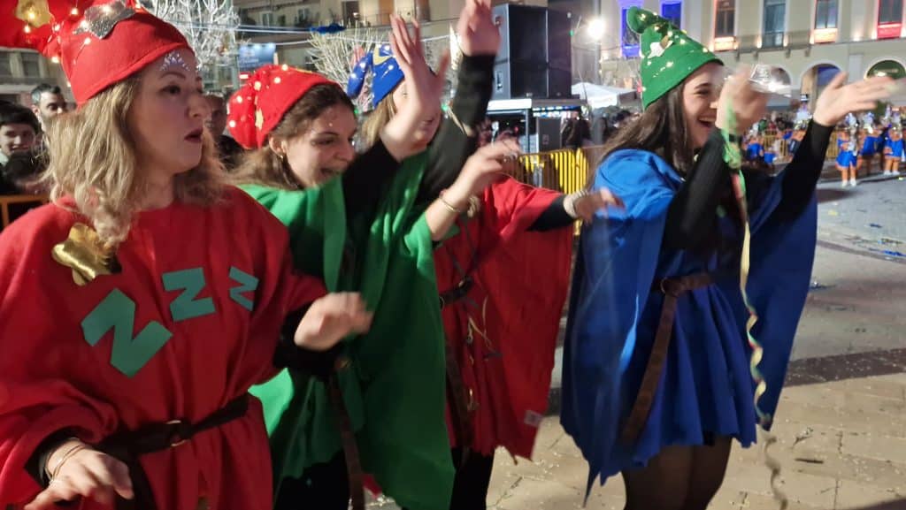 Πάτρα: Δείτε εκατοντάδες φωτό από τη νυχτερινή παρέλαση