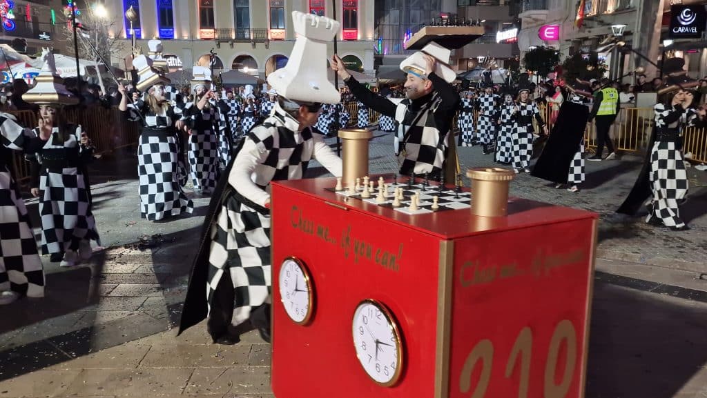 Πάτρα: Δείτε εκατοντάδες φωτό από τη νυχτερινή παρέλαση