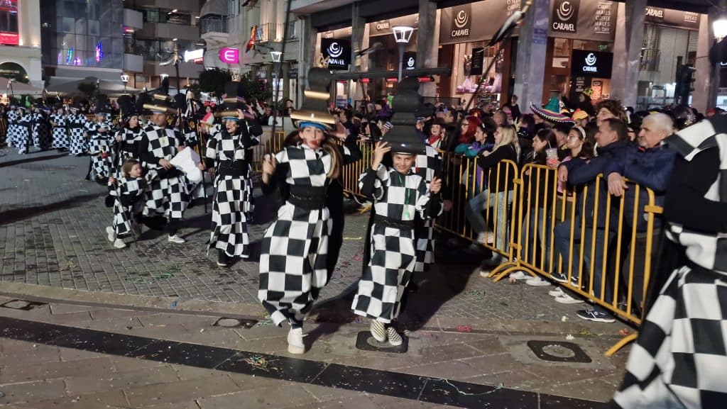 Πάτρα: Δείτε εκατοντάδες φωτό από τη νυχτερινή παρέλαση