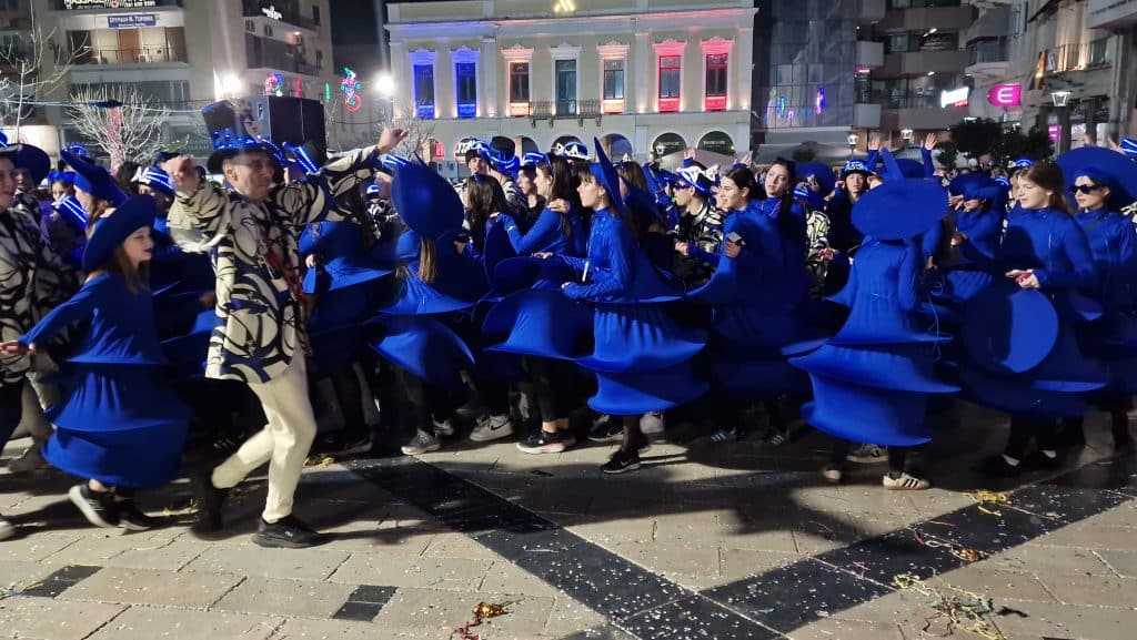 Πάτρα: Δείτε εκατοντάδες φωτό από τη νυχτερινή παρέλαση