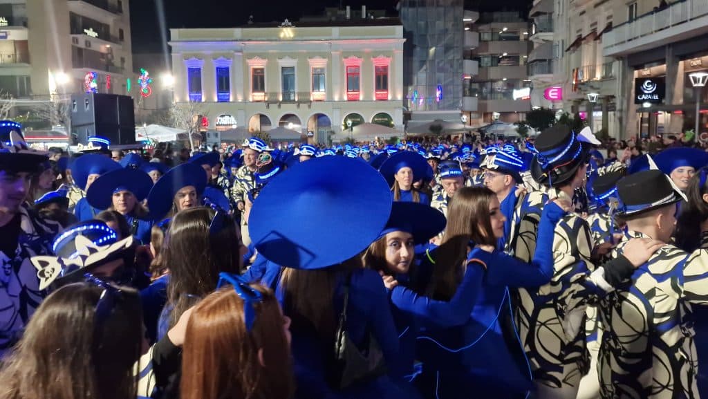 Πάτρα: Δείτε εκατοντάδες φωτό από τη νυχτερινή παρέλαση