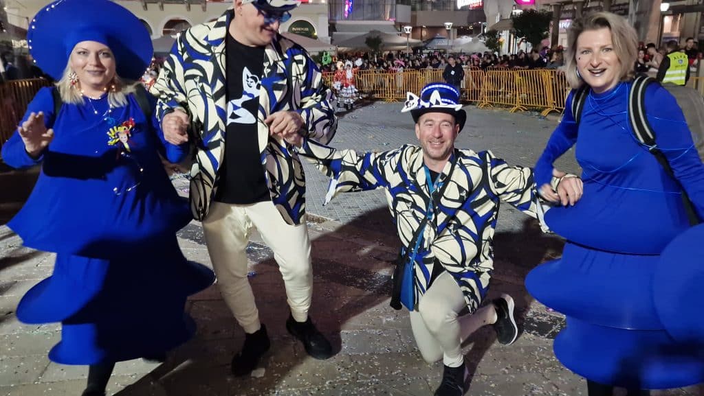 Πάτρα: Δείτε εκατοντάδες φωτό από τη νυχτερινή παρέλαση