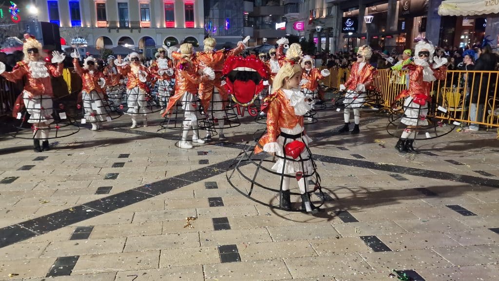 Πάτρα: Δείτε εκατοντάδες φωτό από τη νυχτερινή παρέλαση