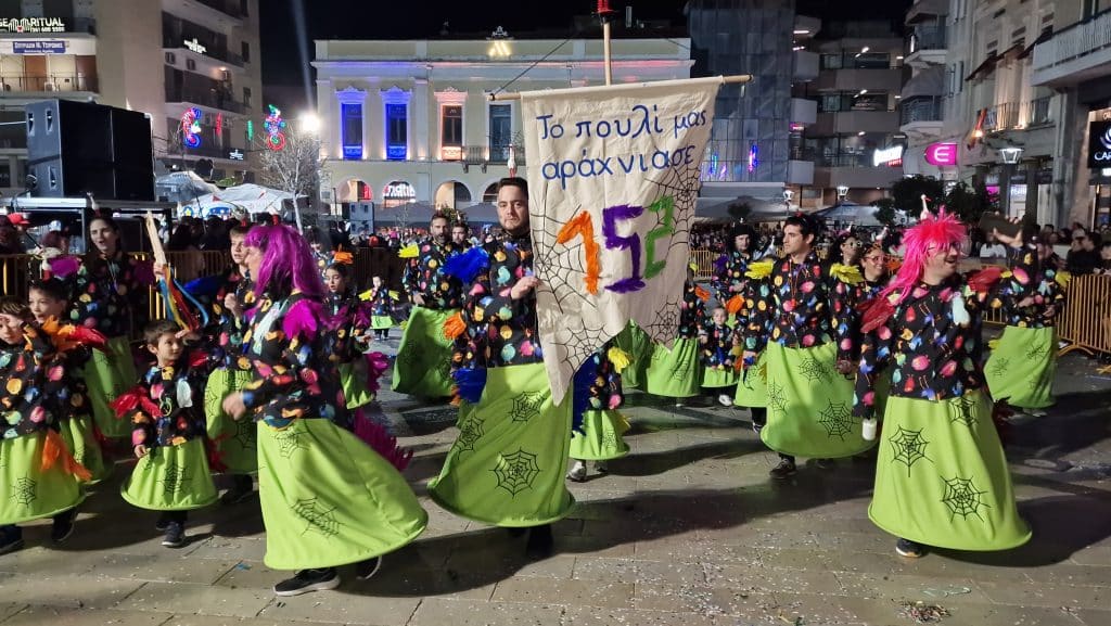 Πάτρα: Δείτε εκατοντάδες φωτό από τη νυχτερινή παρέλαση