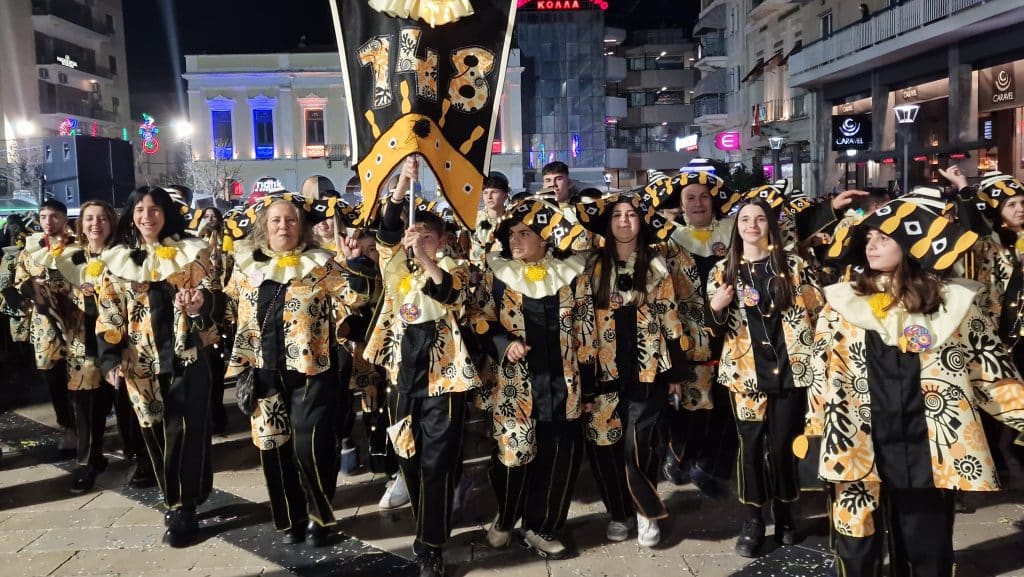 Πάτρα: Δείτε εκατοντάδες φωτό από τη νυχτερινή παρέλαση