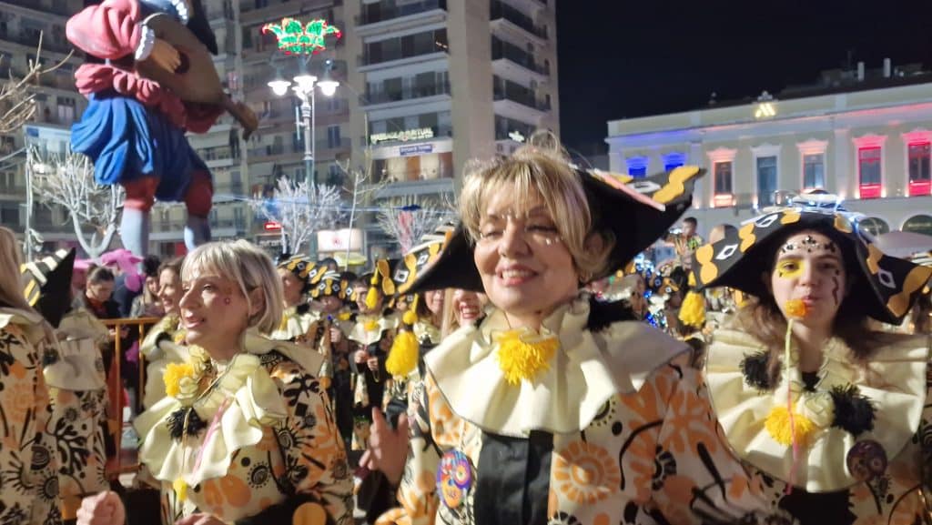 Πάτρα: Δείτε εκατοντάδες φωτό από τη νυχτερινή παρέλαση