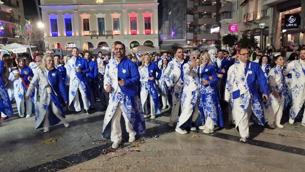 Πάτρα: Δείτε εκατοντάδες φωτό από τη νυχτερινή παρέλαση