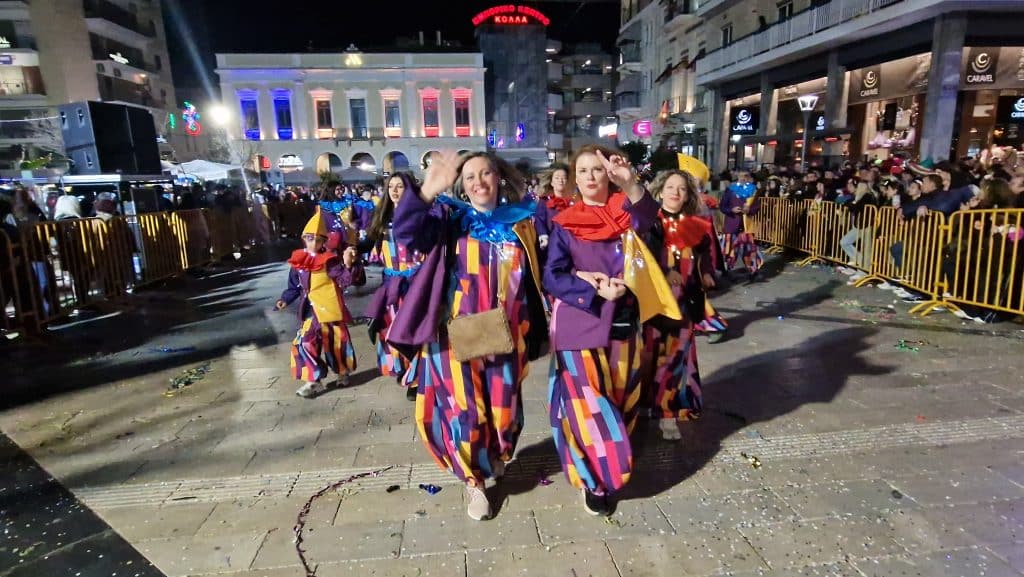 Πάτρα: Δείτε εκατοντάδες φωτό από τη νυχτερινή παρέλαση