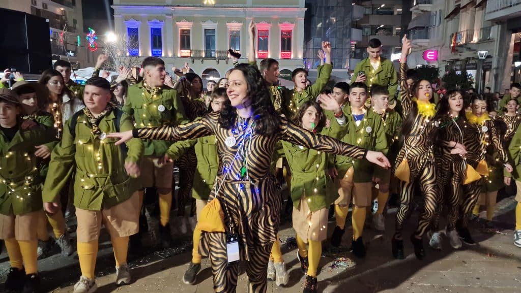 Πάτρα: Δείτε εκατοντάδες φωτό από τη νυχτερινή παρέλαση