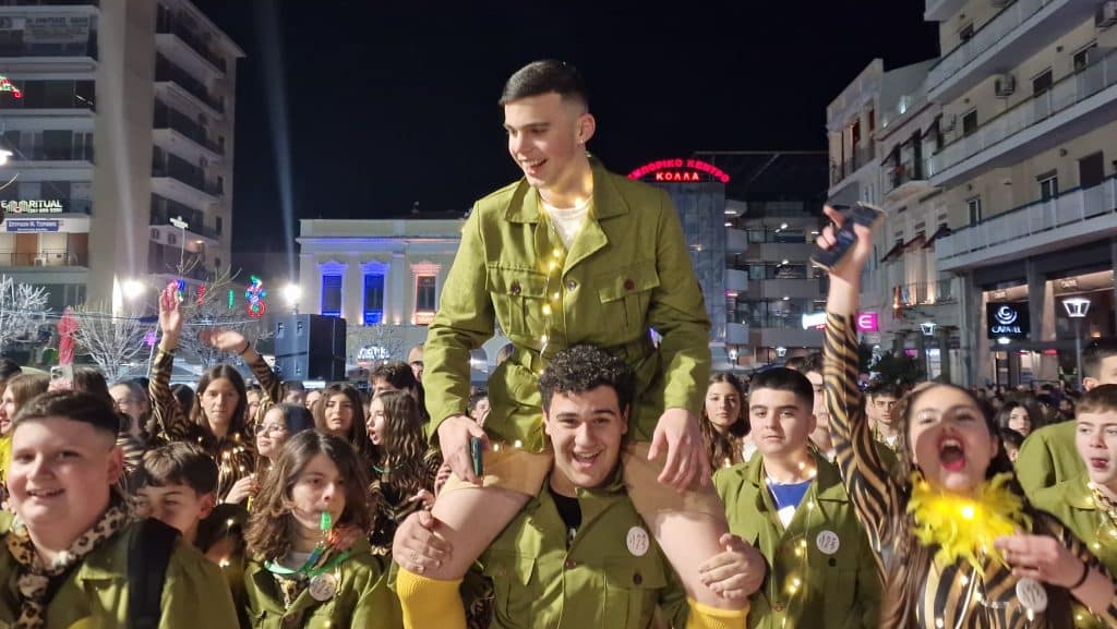 Πάτρα: Δείτε εκατοντάδες φωτό από τη νυχτερινή παρέλαση