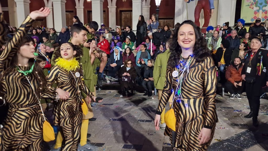 Πάτρα: Δείτε εκατοντάδες φωτό από τη νυχτερινή παρέλαση